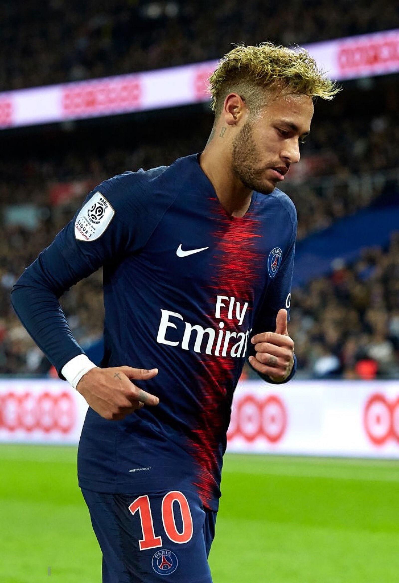 经济观察报：有关方面对国足洋帅年薪心理标准只有150万美元（经济观察报：相关人士对国足外籍主帅年薪的心理价位仅为150万美元）