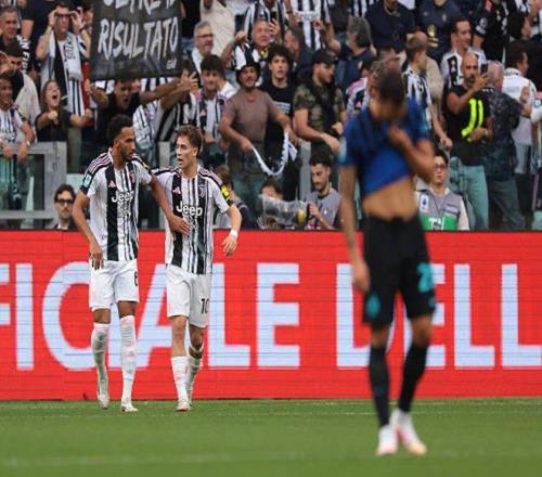 恐怖慎入，加纳国脚弗朗西斯在与日本友谊赛中小腿遭90度弯曲（惊险一幕：加纳国脚弗朗西斯在与日本的友谊赛中小腿重伤）