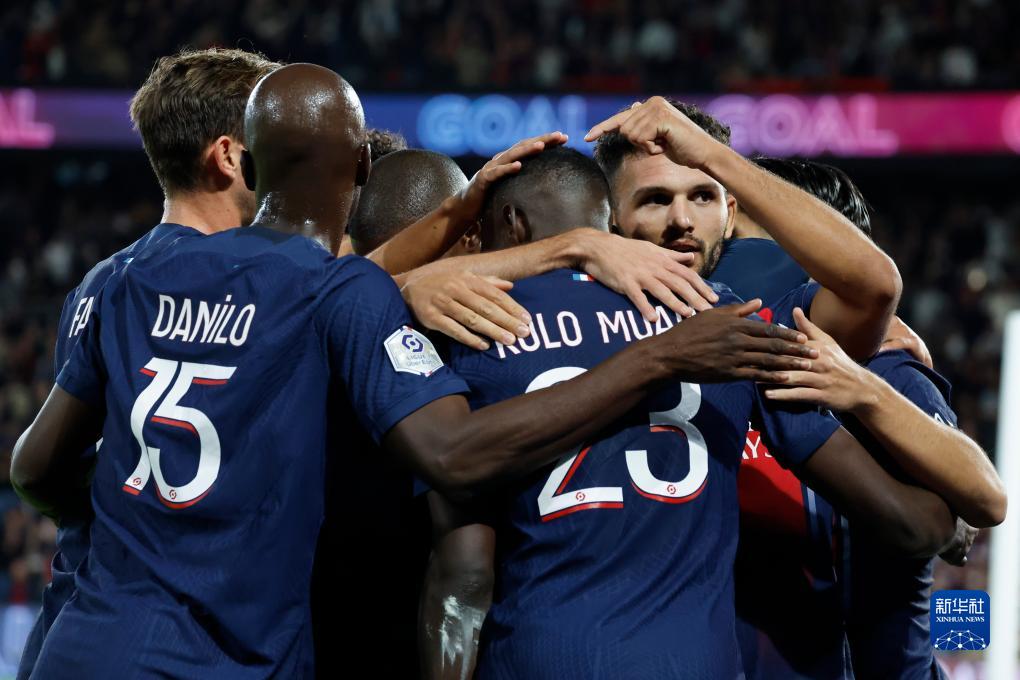 泰州队巴特“苏超”夺冠后缅怀父亲：我还在这条路上努力着（苏超封王后，泰州队巴特追忆父亲：我仍在这条路上奋进）