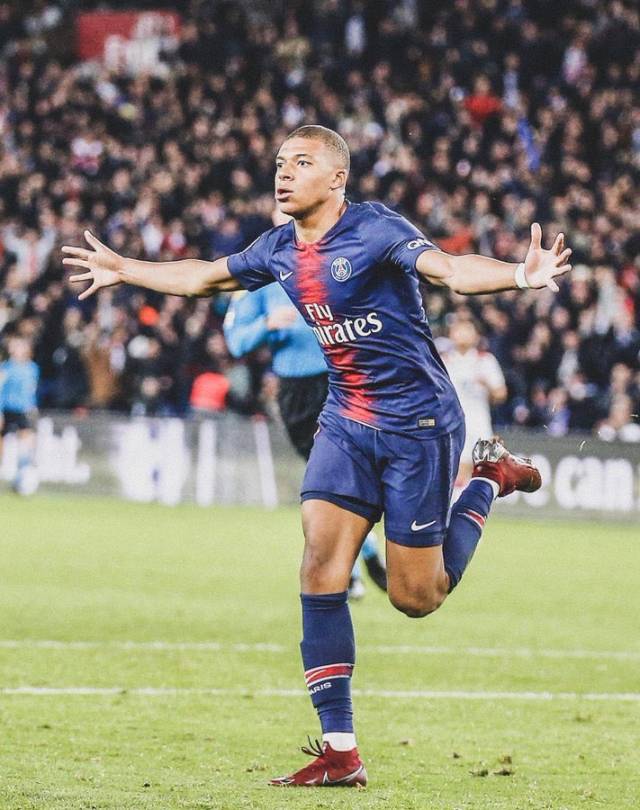 亨利批萨拉赫：此类事情不应公开谈论，我在巴萨时就没这么干（亨利质疑萨拉赫：这类事不该公开，我在巴萨从未这样做）